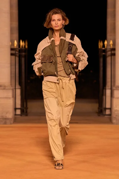 Look 16